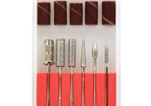 Caja de fresas y barriles